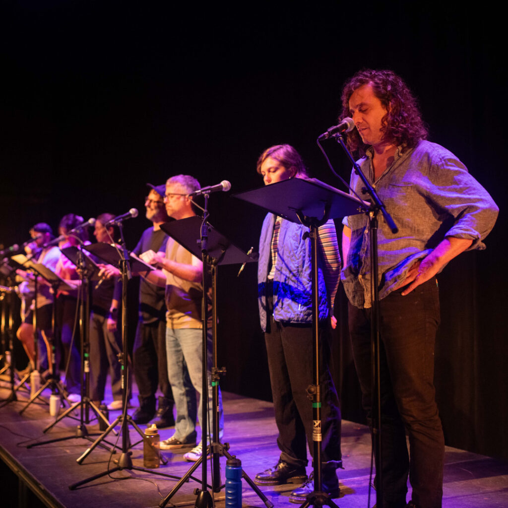 Le Jamais Lu, Côté scène, le Centre de Création Diffusion de Gaspé, l’Agora des Arts et le Théâtre La Rubrique, lancent un appel à textes à tous les auteur·rice·s de quatre régions du Québec. Dans le cadre de ce festival, nous souhaitons mettre en avant les voix des dramaturges des quatre régions suivantes : Abitibi-Témiscamingue, Saguenay Lac-St-Jean, Estrie et Gaspésie.